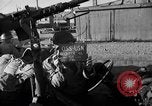 Standbild US-Soldat suche ein Gefangener Cherbourg Frankreich, 1944, aus Sekunde 4 historischem Filmmaterial Videoclip 65675049236