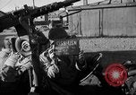 Standbild US-Soldat suche ein Gefangener Cherbourg Frankreich, 1944, aus Sekunde 5 historischem Filmmaterial Videoclip 65675049236