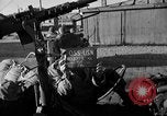 Standbild US-Soldat suche ein Gefangener Cherbourg Frankreich, 1944, aus Sekunde 6 historischem Filmmaterial Videoclip 65675049236