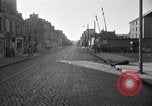 Standbild US-Soldat suche ein Gefangener Cherbourg Frankreich, 1944, aus Sekunde 7 historischem Filmmaterial Videoclip 65675049236