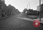 Standbild US-Soldat suche ein Gefangener Cherbourg Frankreich, 1944, aus Sekunde 8 historischem Filmmaterial Videoclip 65675049236