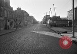 Standbild US-Soldat suche ein Gefangener Cherbourg Frankreich, 1944, aus Sekunde 9 historischem Filmmaterial Videoclip 65675049236