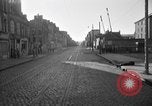 Standbild US-Soldat suche ein Gefangener Cherbourg Frankreich, 1944, aus Sekunde 10 historischem Filmmaterial Videoclip 65675049236
