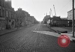 Standbild US-Soldat suche ein Gefangener Cherbourg Frankreich, 1944, aus Sekunde 11 historischem Filmmaterial Videoclip 65675049236