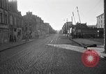 Standbild US-Soldat suche ein Gefangener Cherbourg Frankreich, 1944, aus Sekunde 12 historischem Filmmaterial Videoclip 65675049236