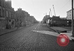 Standbild US-Soldat suche ein Gefangener Cherbourg Frankreich, 1944, aus Sekunde 13 historischem Filmmaterial Videoclip 65675049236