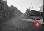 Standbild US-Soldat suche ein Gefangener Cherbourg Frankreich, 1944, aus Sekunde 14 historischem Filmmaterial Videoclip 65675049236