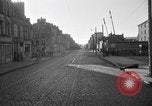 Standbild US-Soldat suche ein Gefangener Cherbourg Frankreich, 1944, aus Sekunde 15 historischem Filmmaterial Videoclip 65675049236