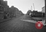 Standbild US-Soldat suche ein Gefangener Cherbourg Frankreich, 1944, aus Sekunde 16 historischem Filmmaterial Videoclip 65675049236