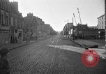 Standbild US-Soldat suche ein Gefangener Cherbourg Frankreich, 1944, aus Sekunde 17 historischem Filmmaterial Videoclip 65675049236