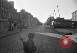 Standbild US-Soldat suche ein Gefangener Cherbourg Frankreich, 1944, aus Sekunde 18 historischem Filmmaterial Videoclip 65675049236