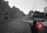 Standbild US-Soldat suche ein Gefangener Cherbourg Frankreich, 1944, aus Sekunde 19 historischem Filmmaterial Videoclip 65675049236