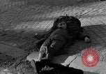 Standbild US-Soldat suche ein Gefangener Cherbourg Frankreich, 1944, aus Sekunde 21 historischem Filmmaterial Videoclip 65675049236
