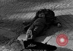 Standbild US-Soldat suche ein Gefangener Cherbourg Frankreich, 1944, aus Sekunde 25 historischem Filmmaterial Videoclip 65675049236