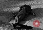 Standbild US-Soldat suche ein Gefangener Cherbourg Frankreich, 1944, aus Sekunde 27 historischem Filmmaterial Videoclip 65675049236