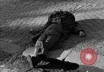 Standbild US-Soldat suche ein Gefangener Cherbourg Frankreich, 1944, aus Sekunde 28 historischem Filmmaterial Videoclip 65675049236