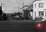 Standbild US-Soldat suche ein Gefangener Cherbourg Frankreich, 1944, aus Sekunde 29 historischem Filmmaterial Videoclip 65675049236