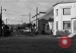 Standbild US-Soldat suche ein Gefangener Cherbourg Frankreich, 1944, aus Sekunde 30 historischem Filmmaterial Videoclip 65675049236