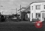 Standbild US-Soldat suche ein Gefangener Cherbourg Frankreich, 1944, aus Sekunde 31 historischem Filmmaterial Videoclip 65675049236
