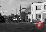 Standbild US-Soldat suche ein Gefangener Cherbourg Frankreich, 1944, aus Sekunde 32 historischem Filmmaterial Videoclip 65675049236