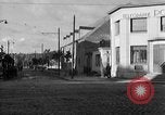 Standbild US-Soldat suche ein Gefangener Cherbourg Frankreich, 1944, aus Sekunde 33 historischem Filmmaterial Videoclip 65675049236