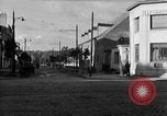 Standbild US-Soldat suche ein Gefangener Cherbourg Frankreich, 1944, aus Sekunde 34 historischem Filmmaterial Videoclip 65675049236