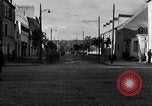 Standbild US-Soldat suche ein Gefangener Cherbourg Frankreich, 1944, aus Sekunde 36 historischem Filmmaterial Videoclip 65675049236