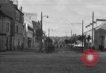 Standbild US-Soldat suche ein Gefangener Cherbourg Frankreich, 1944, aus Sekunde 38 historischem Filmmaterial Videoclip 65675049236