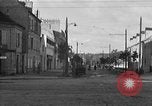 Standbild US-Soldat suche ein Gefangener Cherbourg Frankreich, 1944, aus Sekunde 39 historischem Filmmaterial Videoclip 65675049236