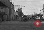 Standbild US-Soldat suche ein Gefangener Cherbourg Frankreich, 1944, aus Sekunde 40 historischem Filmmaterial Videoclip 65675049236