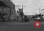 Standbild US-Soldat suche ein Gefangener Cherbourg Frankreich, 1944, aus Sekunde 41 historischem Filmmaterial Videoclip 65675049236