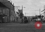 Standbild US-Soldat suche ein Gefangener Cherbourg Frankreich, 1944, aus Sekunde 42 historischem Filmmaterial Videoclip 65675049236
