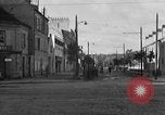 Standbild US-Soldat suche ein Gefangener Cherbourg Frankreich, 1944, aus Sekunde 43 historischem Filmmaterial Videoclip 65675049236