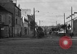 Standbild US-Soldat suche ein Gefangener Cherbourg Frankreich, 1944, aus Sekunde 44 historischem Filmmaterial Videoclip 65675049236