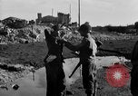 Standbild US-Soldat suche ein Gefangener Cherbourg Frankreich, 1944, aus Sekunde 45 historischem Filmmaterial Videoclip 65675049236