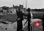 Standbild US-Soldat suche ein Gefangener Cherbourg Frankreich, 1944, aus Sekunde 46 historischem Filmmaterial Videoclip 65675049236