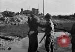 Standbild US-Soldat suche ein Gefangener Cherbourg Frankreich, 1944, aus Sekunde 47 historischem Filmmaterial Videoclip 65675049236