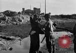 Standbild US-Soldat suche ein Gefangener Cherbourg Frankreich, 1944, aus Sekunde 48 historischem Filmmaterial Videoclip 65675049236