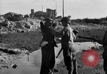 Standbild US-Soldat suche ein Gefangener Cherbourg Frankreich, 1944, aus Sekunde 49 historischem Filmmaterial Videoclip 65675049236