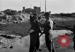 Standbild US-Soldat suche ein Gefangener Cherbourg Frankreich, 1944, aus Sekunde 50 historischem Filmmaterial Videoclip 65675049236