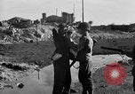 Standbild US-Soldat suche ein Gefangener Cherbourg Frankreich, 1944, aus Sekunde 51 historischem Filmmaterial Videoclip 65675049236