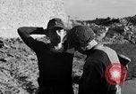 Standbild US-Soldat suche ein Gefangener Cherbourg Frankreich, 1944, aus Sekunde 52 historischem Filmmaterial Videoclip 65675049236