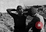 Standbild US-Soldat suche ein Gefangener Cherbourg Frankreich, 1944, aus Sekunde 53 historischem Filmmaterial Videoclip 65675049236