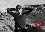 Standbild US-Soldat suche ein Gefangener Cherbourg Frankreich, 1944, aus Sekunde 56 historischem Filmmaterial Videoclip 65675049236