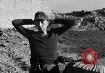Standbild US-Soldat suche ein Gefangener Cherbourg Frankreich, 1944, aus Sekunde 57 historischem Filmmaterial Videoclip 65675049236