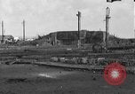 Standbild US-Soldat suche ein Gefangener Cherbourg Frankreich, 1944, aus Sekunde 59 historischem Filmmaterial Videoclip 65675049236