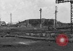 Standbild US-Soldat suche ein Gefangener Cherbourg Frankreich, 1944, aus Sekunde 60 historischem Filmmaterial Videoclip 65675049236