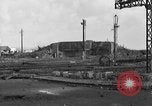 Standbild US-Soldat suche ein Gefangener Cherbourg Frankreich, 1944, aus Sekunde 61 historischem Filmmaterial Videoclip 65675049236