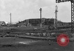 Standbild US-Soldat suche ein Gefangener Cherbourg Frankreich, 1944, aus Sekunde 62 historischem Filmmaterial Videoclip 65675049236