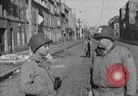 Immagine di Porto deserte e waterfront Cherbourg Normandia Francia, 1944, secondo 4 filmato di repertorio 65675049238